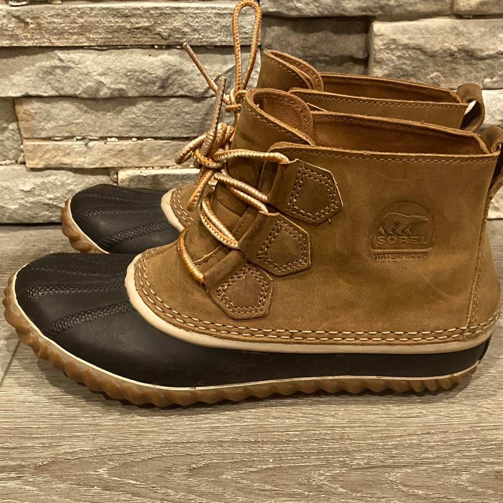 SOREL-Women’s Out ‘N About Leather Winter Boot.